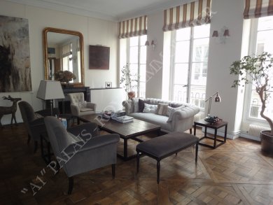 PARIS 2ÈME – PRÈS SQUARE LOUVOIS
BEL IMMEUBLE XVIIIème - ASCENSEUR
APPARTEMENT SOBRE ET ÉLÈGANT
5 FENÊTRES EN FAÇADE – HSP : 3,35m
PARQUET VERSAILLES  - Photo 1